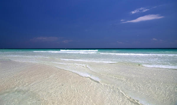 stock image Crystal clear waters breaking over a sandy beach, Cozumel, mexico